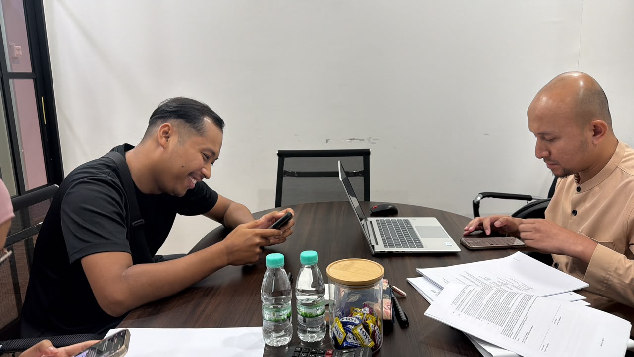 Pelanggan menerima kunci rumah